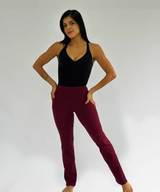 Dançarina com a Calça Bailarina Adulto na cor vinho da Lucia Caliman, que mostra a flexibilidade e o corte da calça.