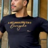 Camiseta masculina preta Maia com estampa dourada Borogodó – coleção Lucia Caliman e Lucas Maia