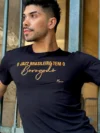 Camiseta masculina preta Maia com estampa dourada Borogodó – coleção Lucia Caliman e Lucas Maia