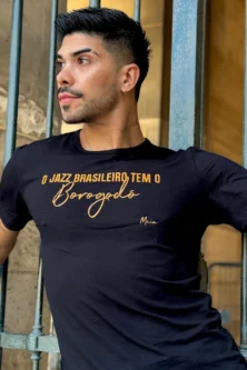Camiseta masculina preta Maia com estampa dourada Borogodó – coleção Lucia Caliman e Lucas Maia