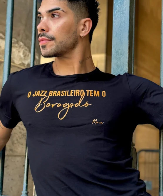 Camiseta masculina preta Maia com estampa dourada Borogodó – coleção Lucia Caliman e Lucas Maia