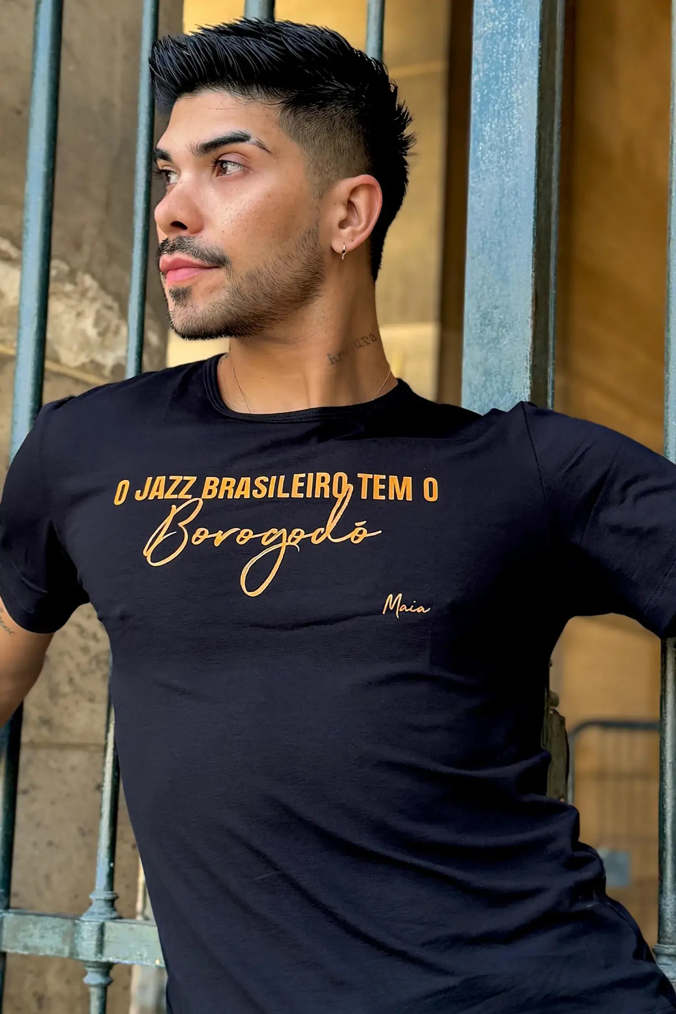 Camiseta masculina preta Maia com estampa dourada Borogodó – coleção Lucia Caliman e Lucas Maia