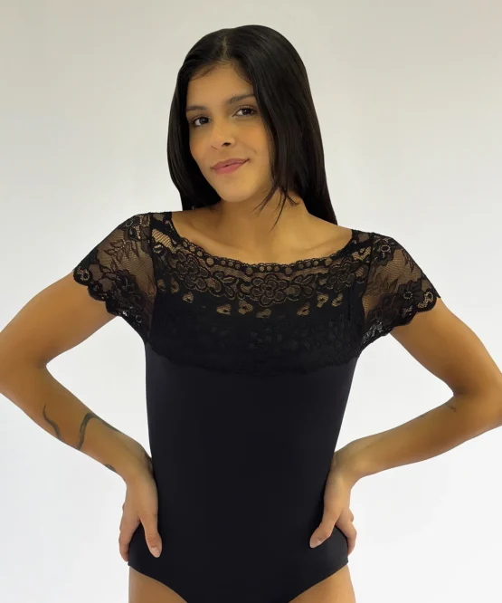 Bailarina de frente usando o Collant Lucia Caliman 01.062 preto, com detalhe de renda nos ombros e decote canoa.
