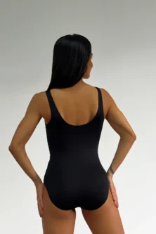 Bailarina de costas usando o Collant 806 preto da Lucia Caliman, exibindo o design elegante das costas em U.