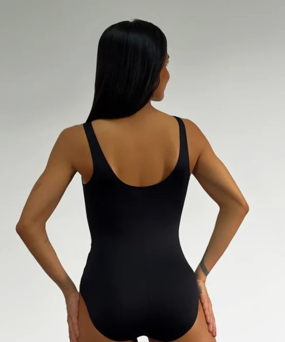 Bailarina de costas usando o Collant 806 preto da Lucia Caliman, exibindo o design elegante das costas em U.