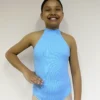 Vista frontal de uma jovem bailarina com a mão direita na cintura, vestindo o Collant Infantil Frente Única Azul Candy da Lucia Caliman