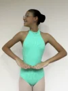 Bailarina infantil olhando para o lado direito, veste o Collant Frente Única em Rosa Candy da linha Imaginário Candy da Lucia Caliman em pose graciosa.