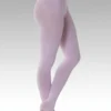 Bailarina em perfil usando a Meia-Calça Supplex conversível na cor rosa da Lucia Caliman, com um pé demonstrando a abertura funcional no arco.