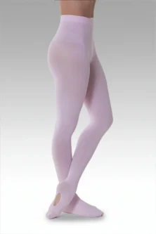 Bailarina em perfil usando a Meia-Calça Supplex conversível na cor rosa da Lucia Caliman, com um pé demonstrando a abertura funcional no arco.