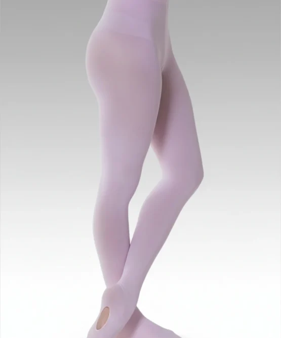 Bailarina em perfil usando a Meia-Calça Supplex conversível na cor rosa da Lucia Caliman, com um pé demonstrando a abertura funcional no arco.