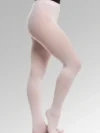 Bailarina veste a Meia Supplex Conversível Adulto Extra Grande na cor rosa da Lucia Caliman, evidenciando o caimento perfeito e confortável nas pernas e quadril.