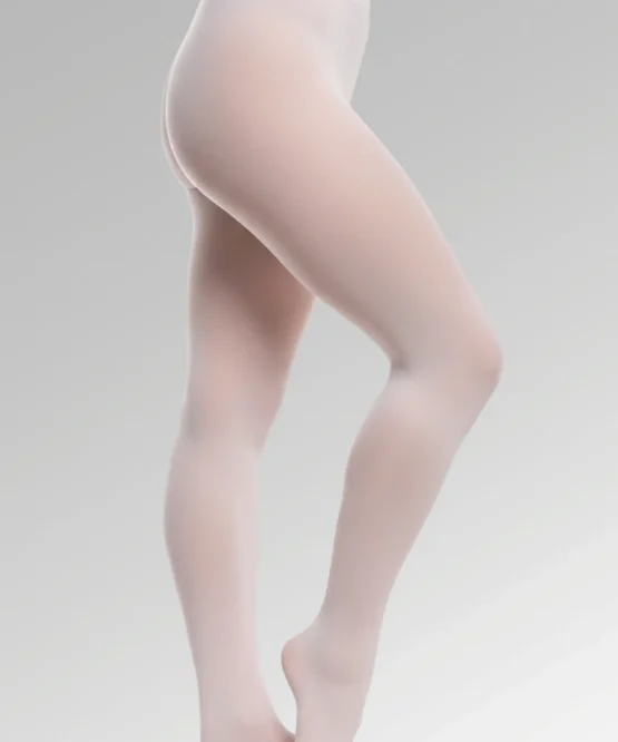 Bailarina veste a Meia Supplex Conversível Adulto Extra Grande na cor rosa da Lucia Caliman, evidenciando o caimento perfeito e confortável nas pernas e quadril.