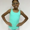 Jovem dançarina usando o Collant Infantil Quadrado Verde Candy da Lucia Caliman, visto de frente em fundo neutro.