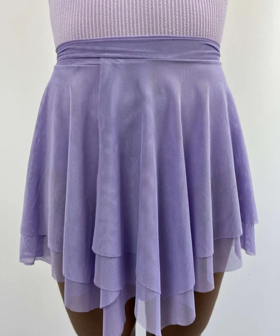Bailarina de frente vestindo a Saia Odette lilás em tule de lycra da Lucia Caliman, detalhe lateral mostrando o caimento fluido sobre o collant.