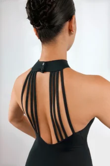 Detalhe aproximado das costas do Collant Frente Única Quatro Tiras da Lucia Caliman, mostrando o desenho geométrico das tiras bem esticadas e o fechamento seguro de dois botões na nuca.