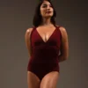Modelo em pose clássica frontal vestindo o Collant Duna vinho, evidenciando o caimento elegante e o tom sóbrio da peça.