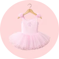 Leotard infantil rosa com tutu de tule, detalhes de flores no alça e estampa de sapatilha no peito, pendurado em cabide de madeira sobre fundo rosa claro.