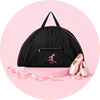 Bolsa preta de dança com detalhes rosa, logotipo de bailarina em rosa, acompanhada de sapatilhas de ponta e fitas rosa sobre fundo rosa claro.