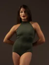 Bailarina com o Collant Frente Única verde da Lucia Caliman, vista de frente com os braços para trás, demonstrando o ajuste perfeito da peça ao corpo.